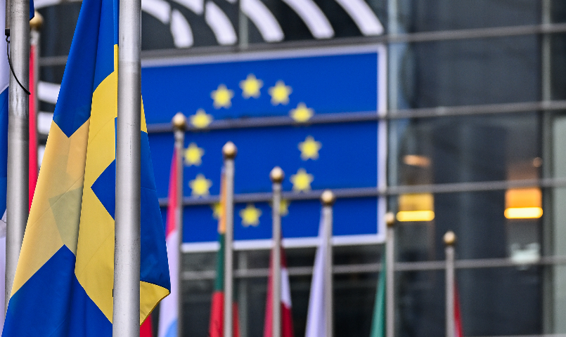 Sveriges flagga tillsammans med EU:s logga