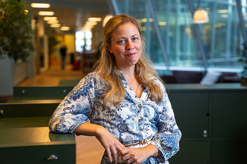 Cathrine Åsklint vid ett skrivbord