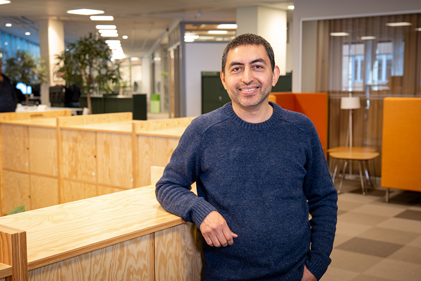Ninad Bondre vid personalskåpen på Vinnovas kontor